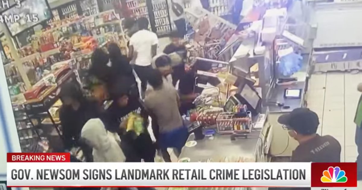gatewaypundit's tweet photo. 3 California 7-Elevens Robbed Within 20 Minutes After Newsom Signs Anti-Smash-and-Grab Law 

READ: https://t.co/EYcnFhmmjT https://t.co/hdrmRmYC3i