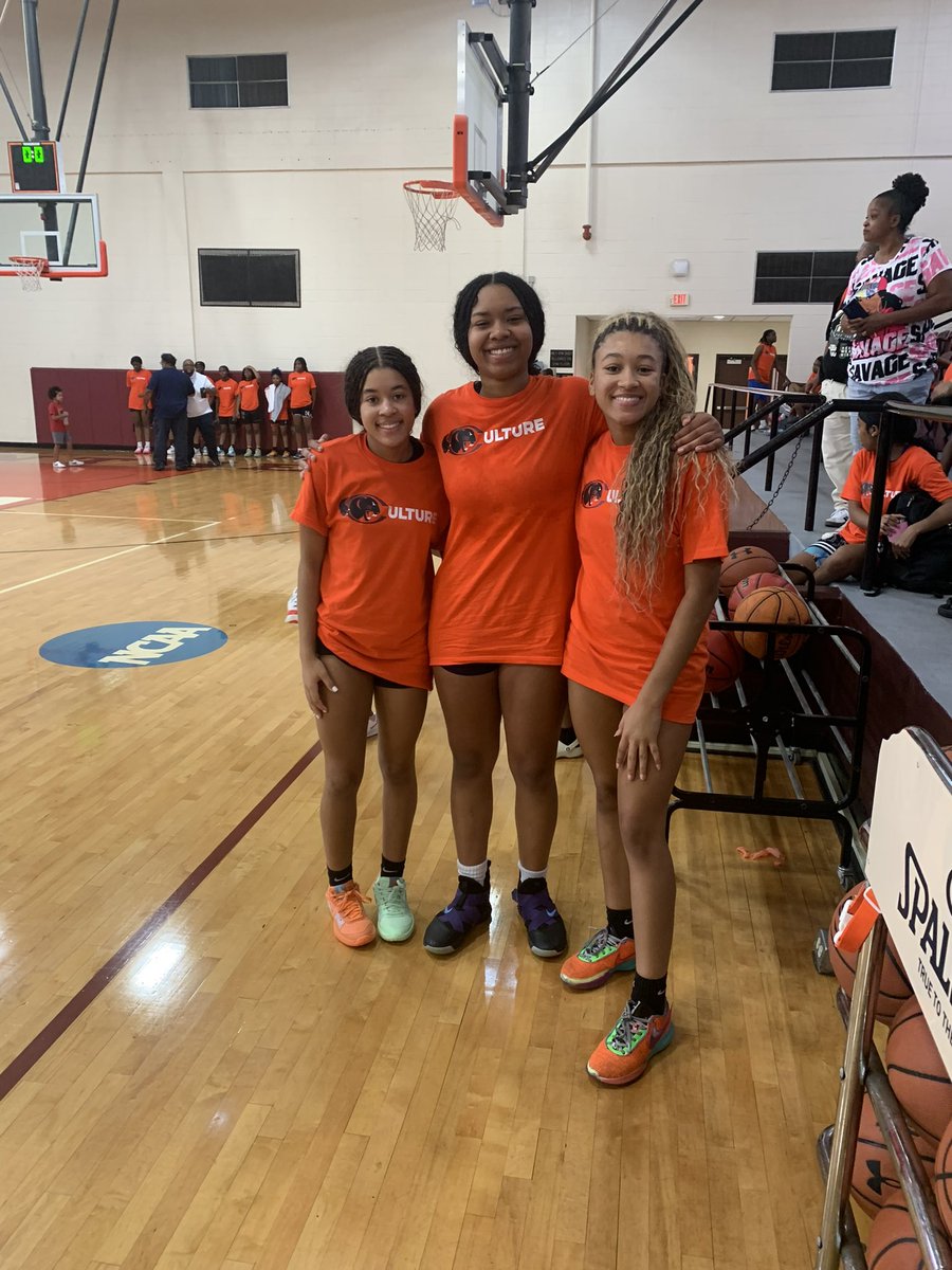 sxmxra_07's tweet photo. An amazing camp with @ClaflinWBB loved the energy and intensity! I learned so much! @CloverGBBall https://t.co/LH99gG20lz