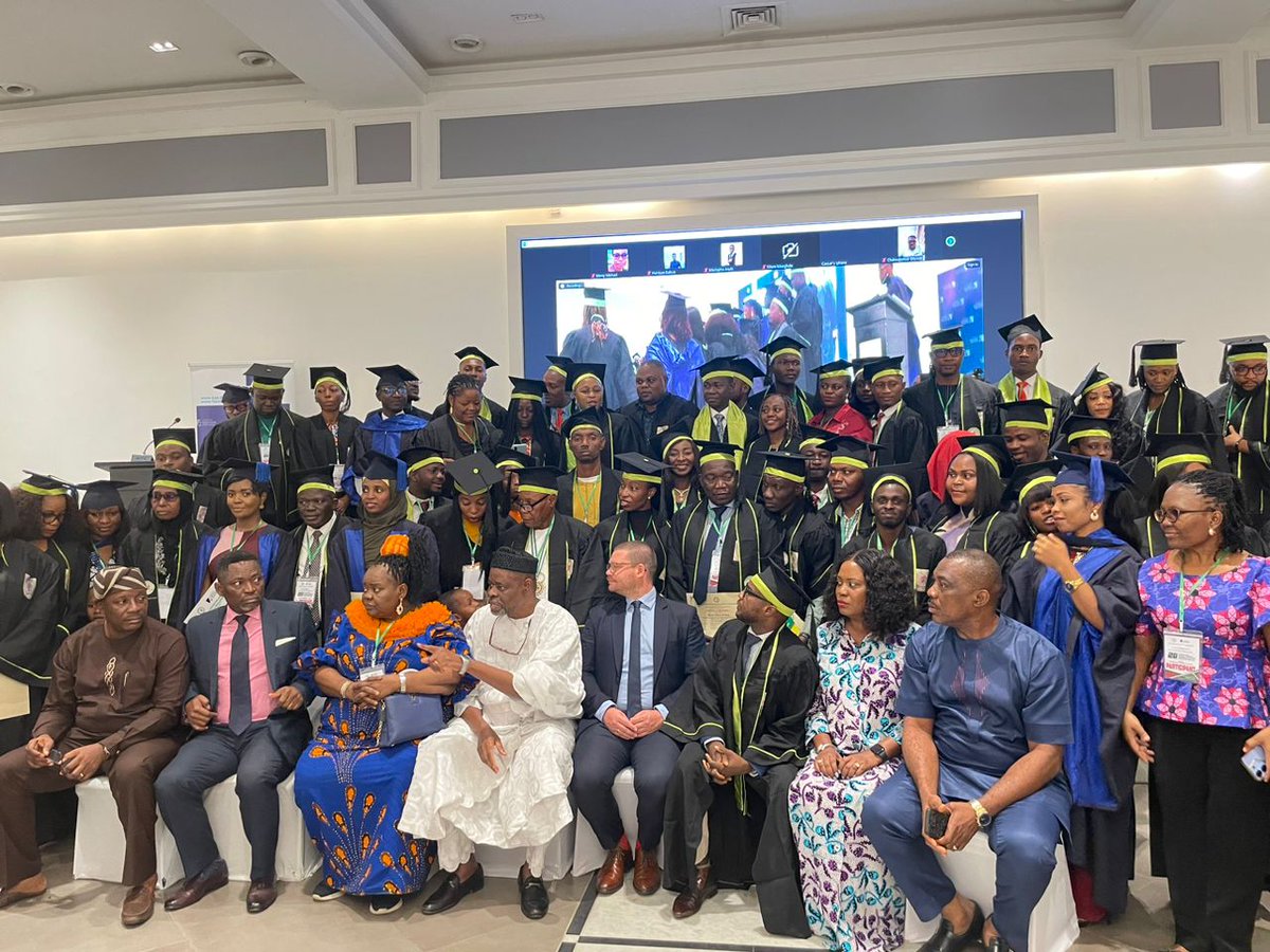 One year of informative and impactful classes. Thank you Centre LSD.
20th KAS/Centre LSD bi-annual lecture and graduation ceremony of the Centre LSD Leadership School, Abuja.
#LeadOnClimate
#ClimateActionNow
#Set20 
#LeadershipSchool 
#CentreLSD