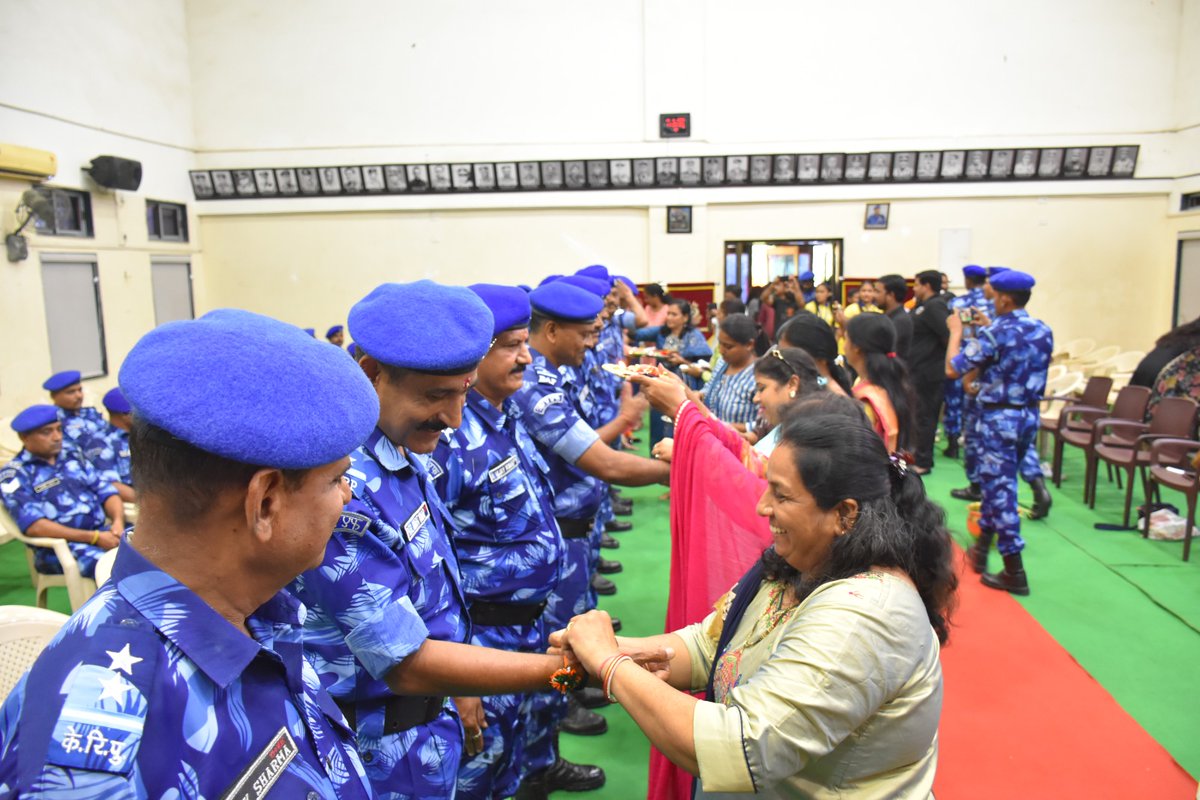 100bnraf's tweet photo. Tying rakhis, strengthening ties!
School kids & teachers tie rakhis to 100 BN RAF troops, symbolizing trust, love & unwavering support. A beautiful blend of tradition & camaraderie! #Rakshabandhan #SensitivePolicing #HumanityInAction #RAFCares @RAFCRPF @crpfindia https://t.co/7zjQjHrYRt