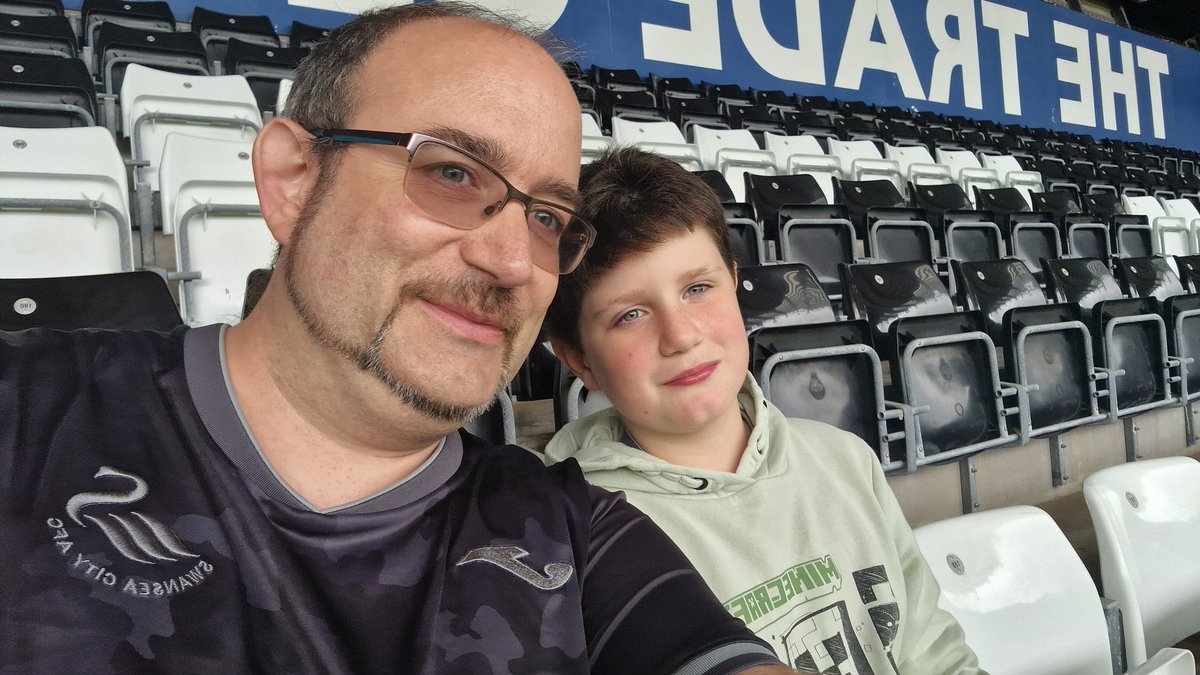 GamersPardise's tweet photo. Come on the swans. First home game of the league 2-0
#swanseacity #football #SocialLive #swansmatchday https://t.co/AKfQpCcwMl