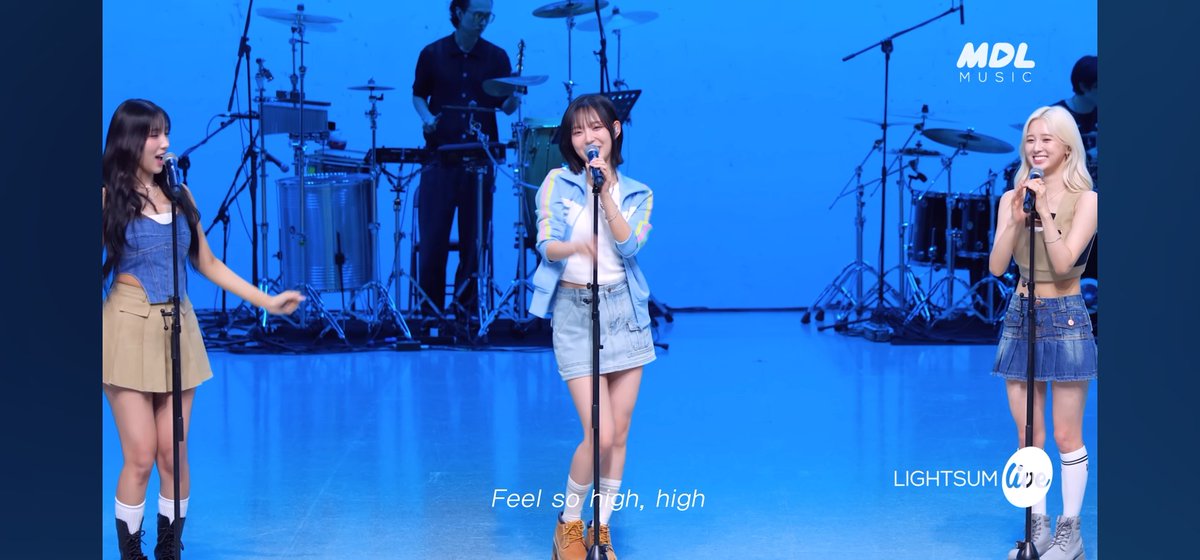 foreverketchy's tweet photo. #itsLive_event_LIGHTSUM_3
우리 라잇썸의 pose가 썸머쏭이잖아요~ 그래서 청량감이 있는데, 마침 배경도 파란색, 멤버들 옷도 파란색이더라구요! 거기에 잇츠라이브 로고도 파란색!
혹시 이건 운명~?! 잇츠라이브X라잇썸=잇츠라잇썸!?
흥해라 잇츠라잇썸! https://t.co/vYfMkp8n2Y