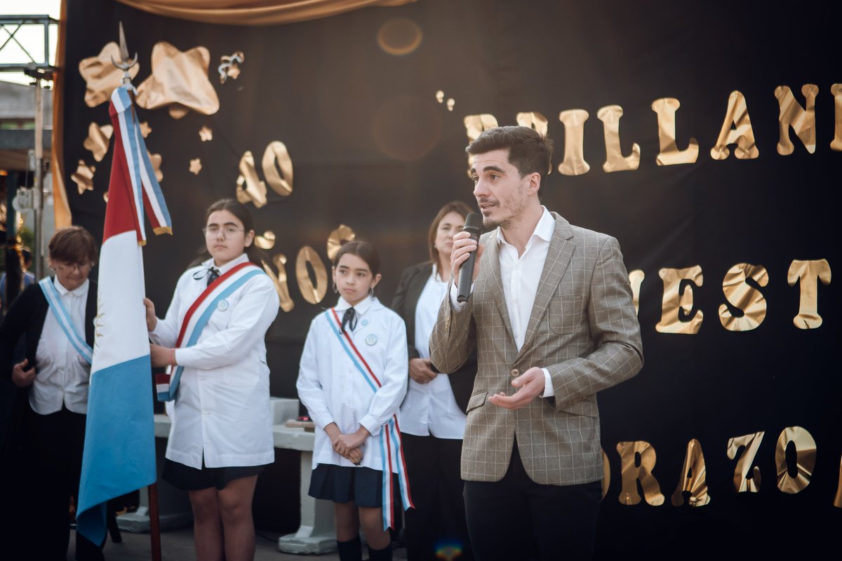 FranZanichelli's tweet photo. En el 40° aniversario de la Escuela Zanichelli, recordamos a mi abuelo, un político demócrata y humanista, que creyó en la educación pública y la transformación social. Su ejemplo nos inspira a seguir construyendo una Argentina más justa e inclusiva. #Zanichelli #EducaciónPúblicaz
Gracias Vice Intendente Javier Pretto y Secretaria de Educación Alicia La Terza por este Acto, y por invitarnos a celebrar.
¡Felicitaciones a la Comunidad Educativa de la Escuela Municipal Zanichelli!