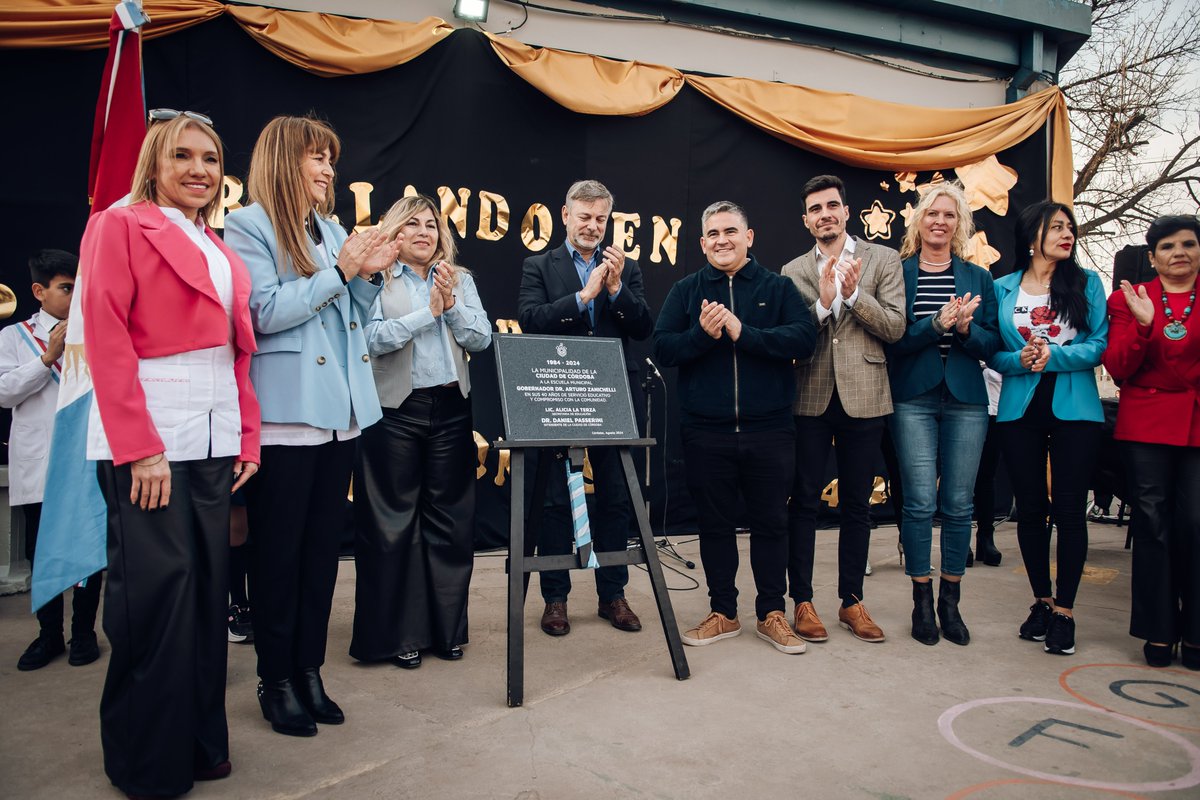 FranZanichelli's tweet photo. En el 40° aniversario de la Escuela Zanichelli, recordamos a mi abuelo, un político demócrata y humanista, que creyó en la educación pública y la transformación social. Su ejemplo nos inspira a seguir construyendo una Argentina más justa e inclusiva. #Zanichelli #EducaciónPúblicaz
Gracias Vice Intendente Javier Pretto y Secretaria de Educación Alicia La Terza por este Acto, y por invitarnos a celebrar.
¡Felicitaciones a la Comunidad Educativa de la Escuela Municipal Zanichelli!
