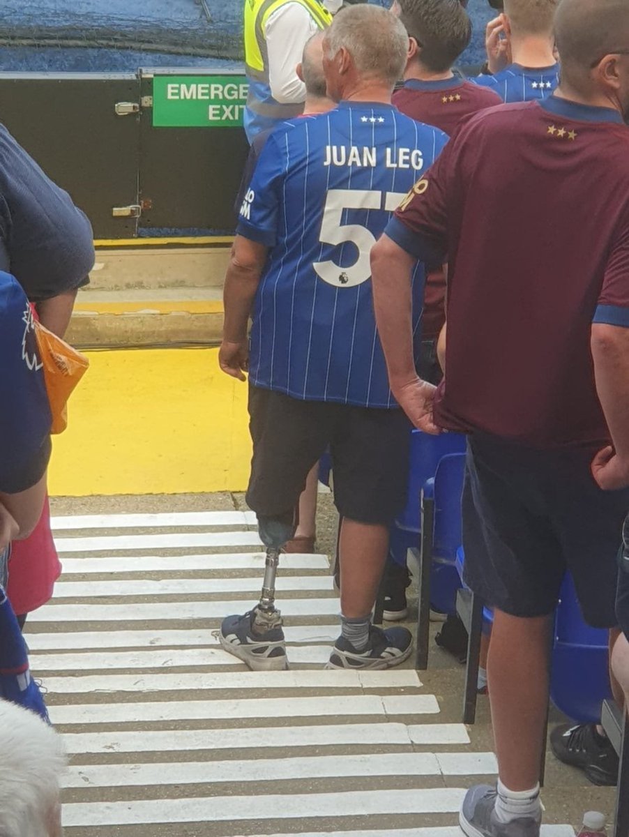 Did anyone else spot this fella 🤣🤣 #IPSLIV #LFC #LFCFamily #YNWA
