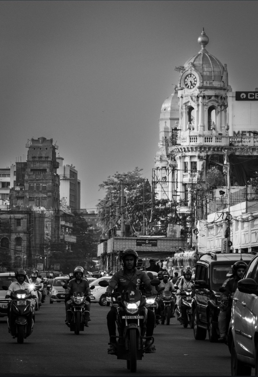 KreativeEyeKIIT's tweet photo. In the heart of Kolkata, where history meets the hustle of modern life, the iconic Metropolitan Building stands tall, a silent witness to the city's ever-evolving landscape.
credit: https://t.co/YfDxHrFqvd
#MetropolitanBuilding #Esplanade #StreetPhotography #kiit #ikreativeeye https://t.co/NdKzxpzjSr