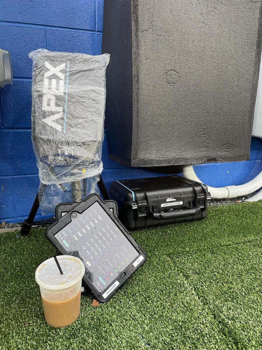 Christina_Raz26's tweet photo. Nothing can stop me on a 🌧️ rainy day when I have my 32 oz cup of ☕️cold brew! #BlueHens 💪🤓📊📈 https://t.co/RxvSUulCgU