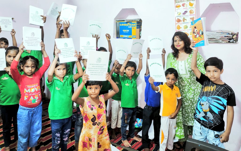 SatyaSahay2's tweet photo. ♻️Reduce-Reuse-Recycle♻️ "जरुरतमंद बच्चों को शिक्षा में सहयोग"
एकत्र हुई पुरानी किताबें/नोटबुक्स रिसाइक्लिंग के बदले 100 नई कॉपी का सहयोग *Naya Sawera NGO के बच्चों को #WVM टीम के द्वारा किया। @liondeepakkt @ZC_zenith @nishantyadavIAS @DC_Gurugram @AshokGargIAS https://t.co/tIOW9ztqLL