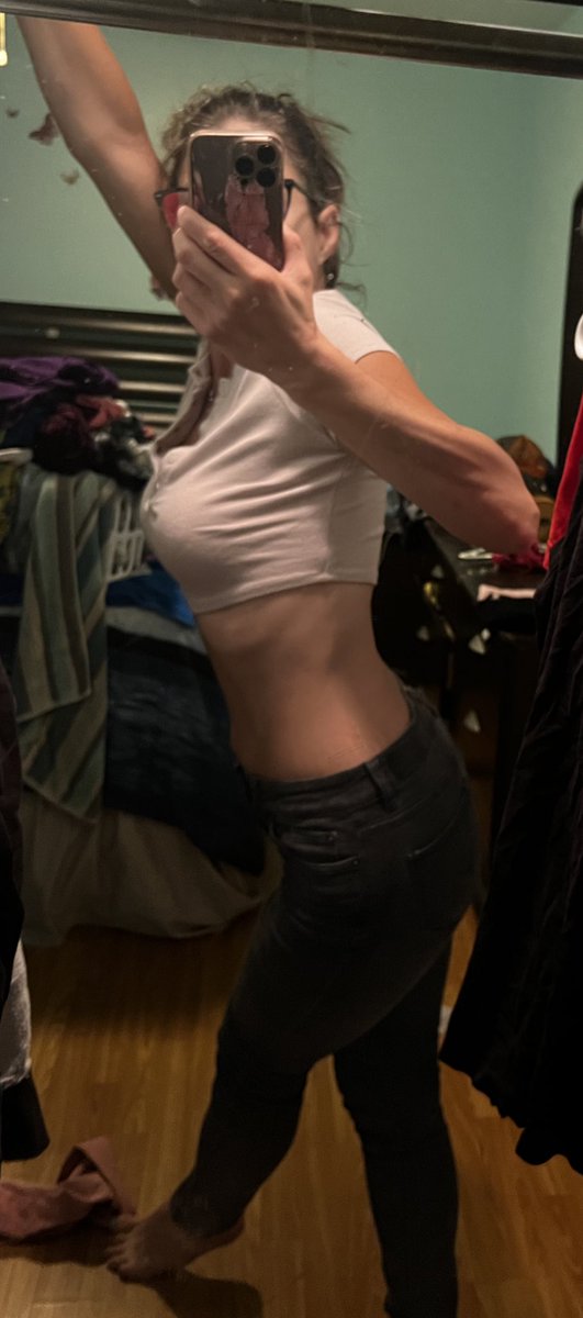 foxy_baking's tweet photo. Chat, moots, What do y’all think
Fit and bc 

Size 4 jeans and xs garage crop top 

1&amp;2 not sucking in third one I am 
Ugh when will my ribs pop without sucking in.

#edtwt #ana #opinionsana #anabc https://t.co/ZOfTfQ22u0
