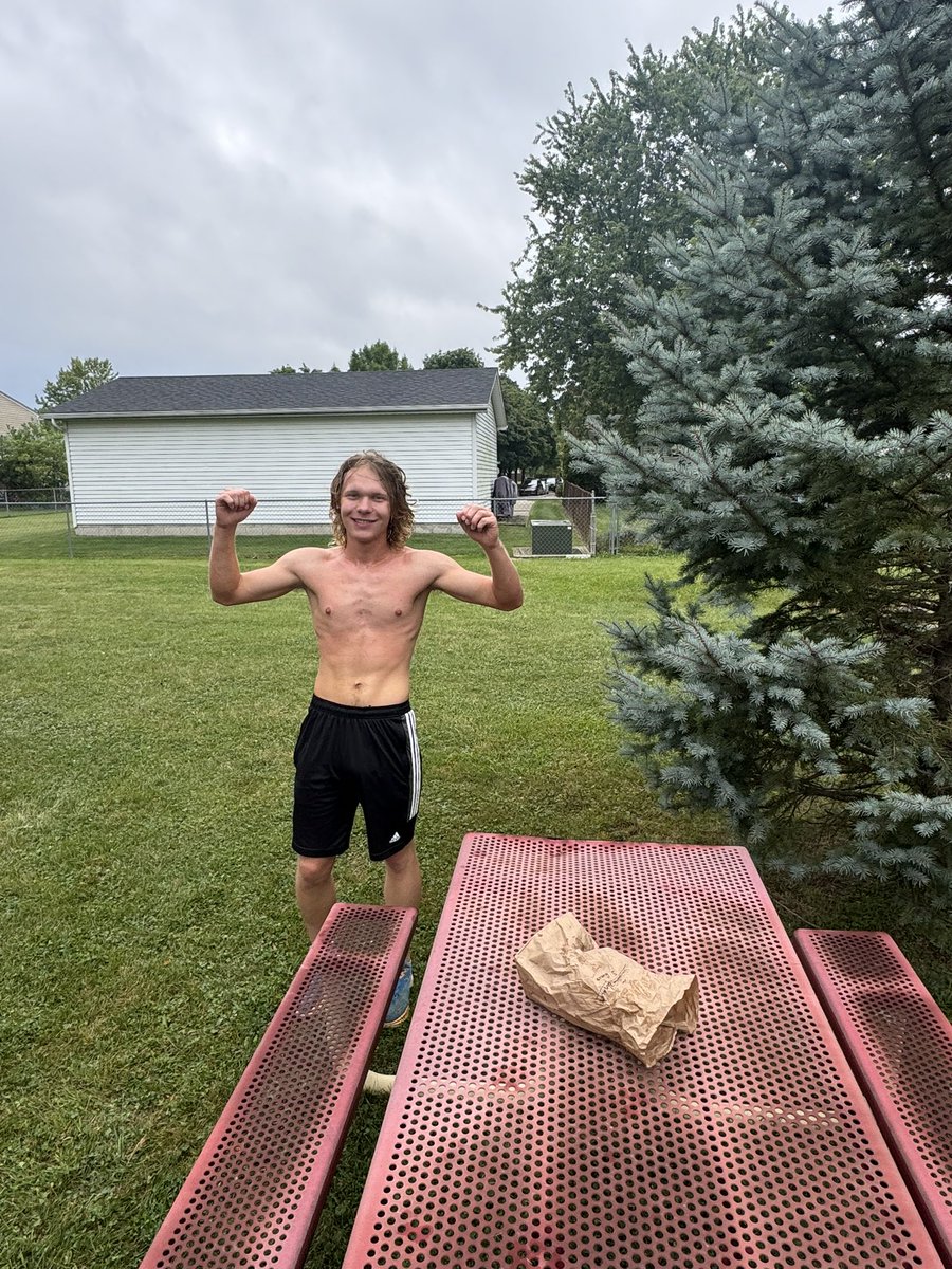 Saline XC Donut Dash 🍩🍩🍩🍩!
Great way to start the day….a little run, eat a donut, run some more, eat more donuts! <a href="/SalineGirlsXC/">Saline Girls XC&Track</a> @XCSaline <a href="/RunnerStern/">Derek Stern</a>