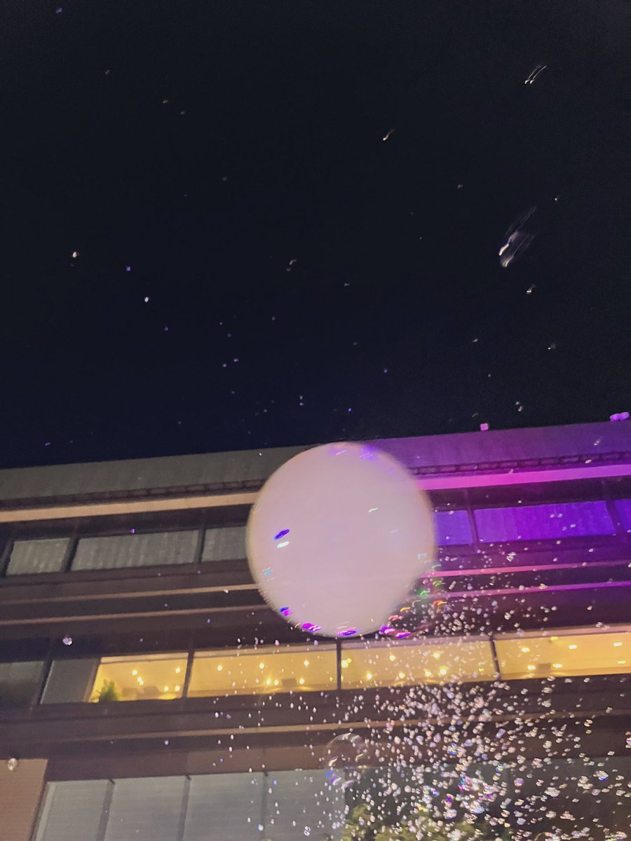 e_mi_ru_n's tweet photo. 椿山荘さんのナイトバブルショー🫧
夜空に咲く泡の美しいこと美しいこと🥺

スモーク入りのしゃぼん玉や、虹色のクリスタルみたいなしゃぼん玉まで🌈

とても素敵なパフォーマーさんの御作品🌟
心からの拍手をお送りします👏 https://t.co/FoCpikXc1h