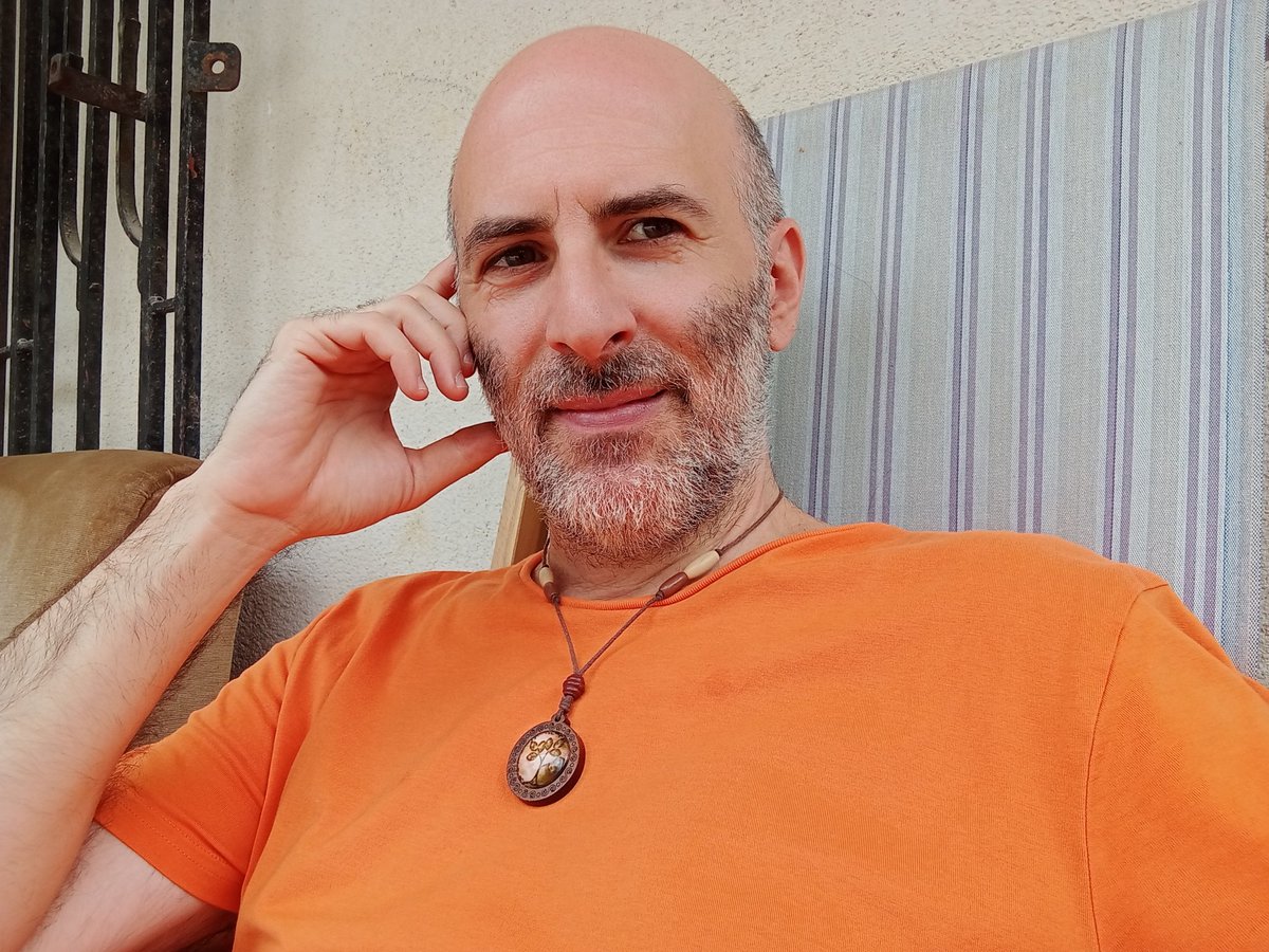 asuras7's tweet photo. ~🟠~ «Questo colore, l'arancione, mantiene in sé i pregi del rosso e del giallo, ma depotenziati degli aspetti più controversi: l'eccitazione e l'irrequietezza. Ha in sé il bello della calorosità, ma in forme meno eccessive e più pacate, meditative.»
da O. Fusco, "Colore" https://t.co/HRBKosPhrR