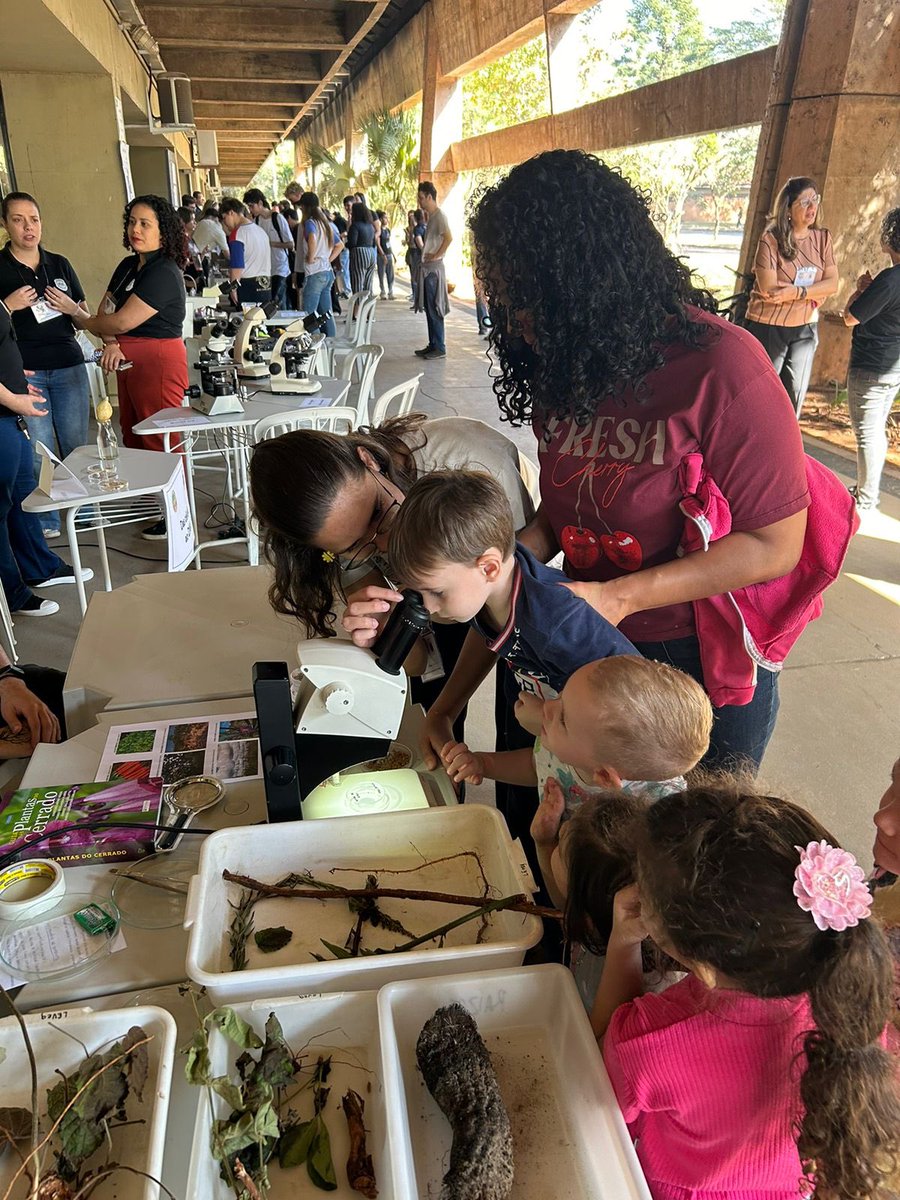 UNESP de Portas Abertas: o LEVeg ajudou os estudantes de diferentes idades a desvendarem o fogo no Cerrado e o próprio Cerrado! A maior parte do material e exposição foi organizada pelos estagiários do laboratório! Um viva pra eles! <a href="/Unesp_Oficial/">UNESP</a>