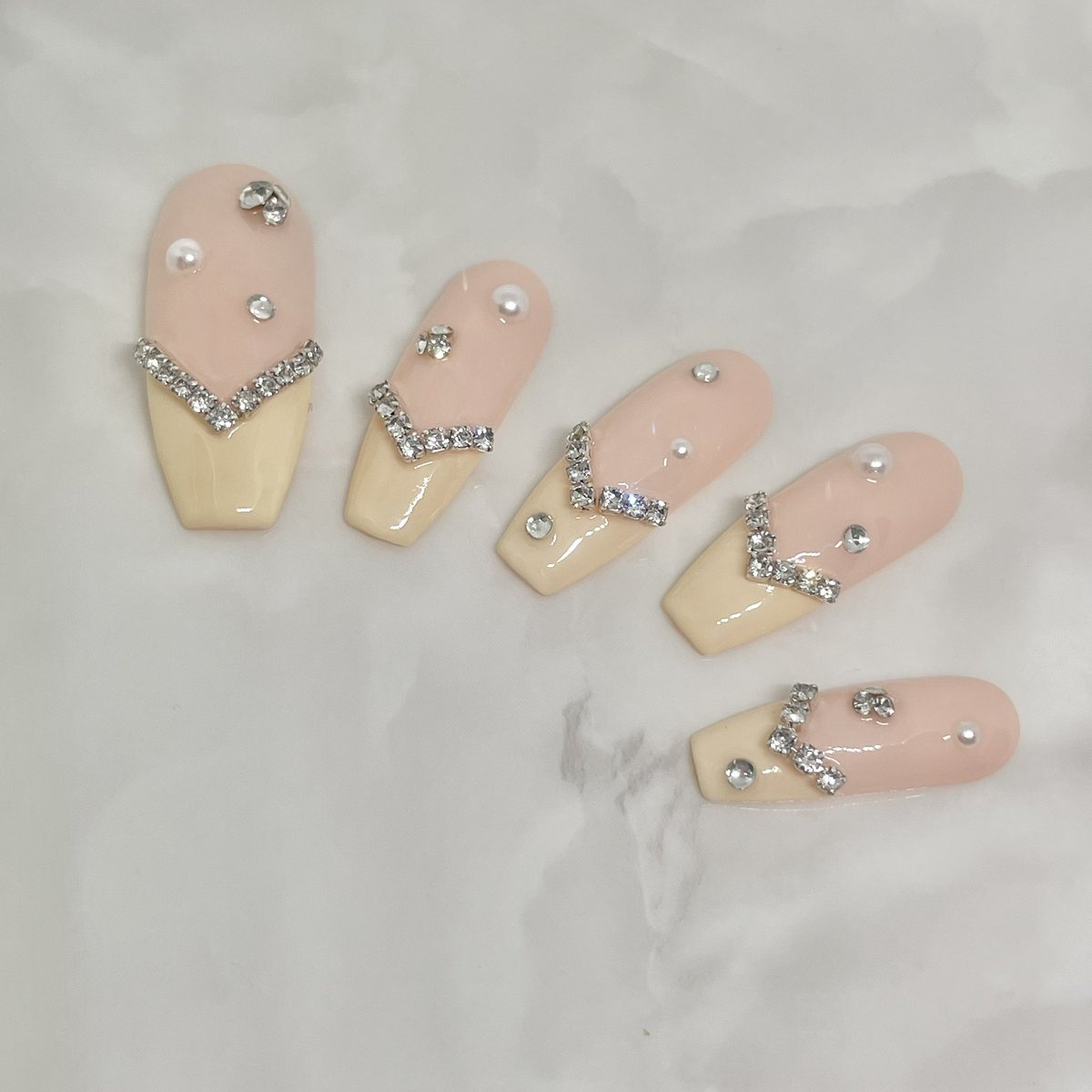 hanami_nail's tweet photo. 🐥🌟パステルイエローのカラーフレンチネイル🍋🌼
手元を見るたびキラキラで気分も上がります！

～minneで販売中です～

https://t.co/6a8nJ6Cozn

#ネイルチップ #ネイルチップ販売 #minne #minneで販売中 #フレンチネイル #韓国ネイル #ワンホンネイル #ハンドメイド夏祭り2024 https://t.co/gPMWIej3oU