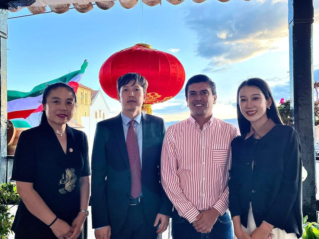 InformacionEn's tweet photo. #Villade Leyva #Boyacá Inicio el Festival del Viento y las Cometas con el recibimiento de Zhang Liping encargado de negocios de la Embajada China y su delegación. https://t.co/knR3GM4QzQ