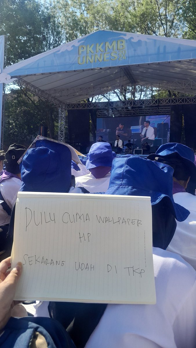 V95SSY's tweet photo. Hallo Mahesa! Saya Safira Setya F, Jurusan Bahasa dan Sastra Jawa. PKKMB UNNES 2024 day 1 dan day 2 nyaa sangatt seruuu ! 

day 1 kita melaksanakan papermob, nah disinii rasanya kayak 🔥🔥🔥🔥🔥 
 
#JejakBarudiUNNES
#HariPertamadiUNNES
#PKKMBUNNES2024 https://t.co/Do6H6UZ829