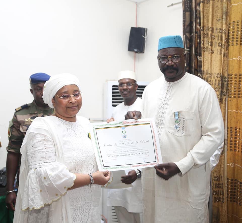 15 cadres du <a href="/MSDS/">MSDS</a>, dont 4 femmes, élevés au grade de Chevalier de l’Ordre du Mérite de la Santé par le ministre Col. Assa Badiallo TOURE. Hamadoun Aly DICKO, au nom des récipiendaires, souligne leur engagement pour une société inclusive. Une reconnaissance méritée. 🌟 #Santé