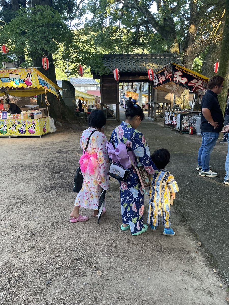 tamaro69's tweet photo. 家族5人揃って夏祭り行くの初🏮今日は仲良し三姉弟🙂大きいお祭りより地方の小さいお祭りのほうが好き。 https://t.co/b5inRLkm2W