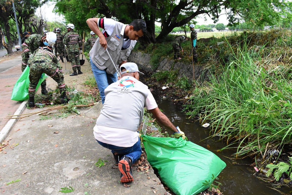 🌿💧 Hoy, el @headvalledupar la Secretaría Local de Salud, la Secretaría de Obras, <a href="/aseodelnorte/">Aseodelnorte</a>.oficial , <a href="/corpocesar/">Corpocesar</a> y el Batallón N81 unieron esfuerzos en una jornada de embellecimiento y recuperación de la acequia La Solución, en el barrio Álamos 2.