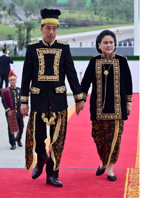 DokterTifa's tweet photo. RAJA KUTAI, tidak diundang Upacara HUT RI

Karena ada Raja Gadungan mau datang.

Paduka Raja Kutai, sebagai  orang Jawa saya sampaikan:
"Wonten tiyang edan, panjenengan ingkang waras ngalah mawon Pak" https://t.co/9gb96bmQ9y