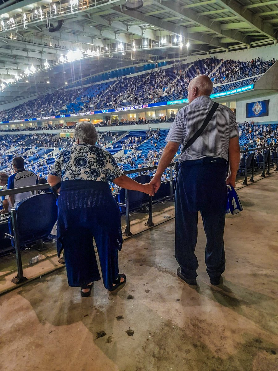 💙🤍 Meanwhile at FC Porto. Football is love, football is life! 🥹🇵🇹