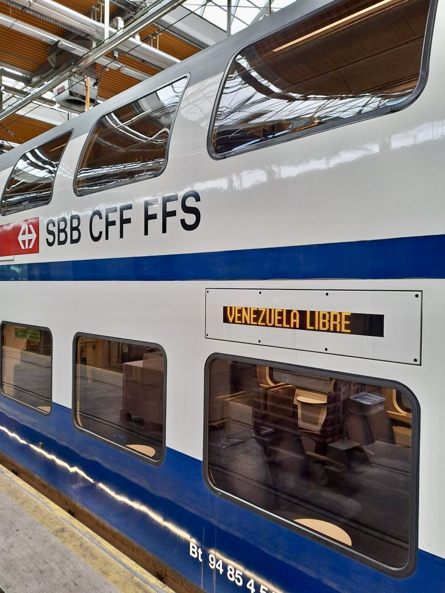 adriana_macri's tweet image. Today’s train to Zurich/ Switzerland 🇨🇭showing support to Venezuela 🇻🇪!! Danke @RailService  “ Venezuela Libre”