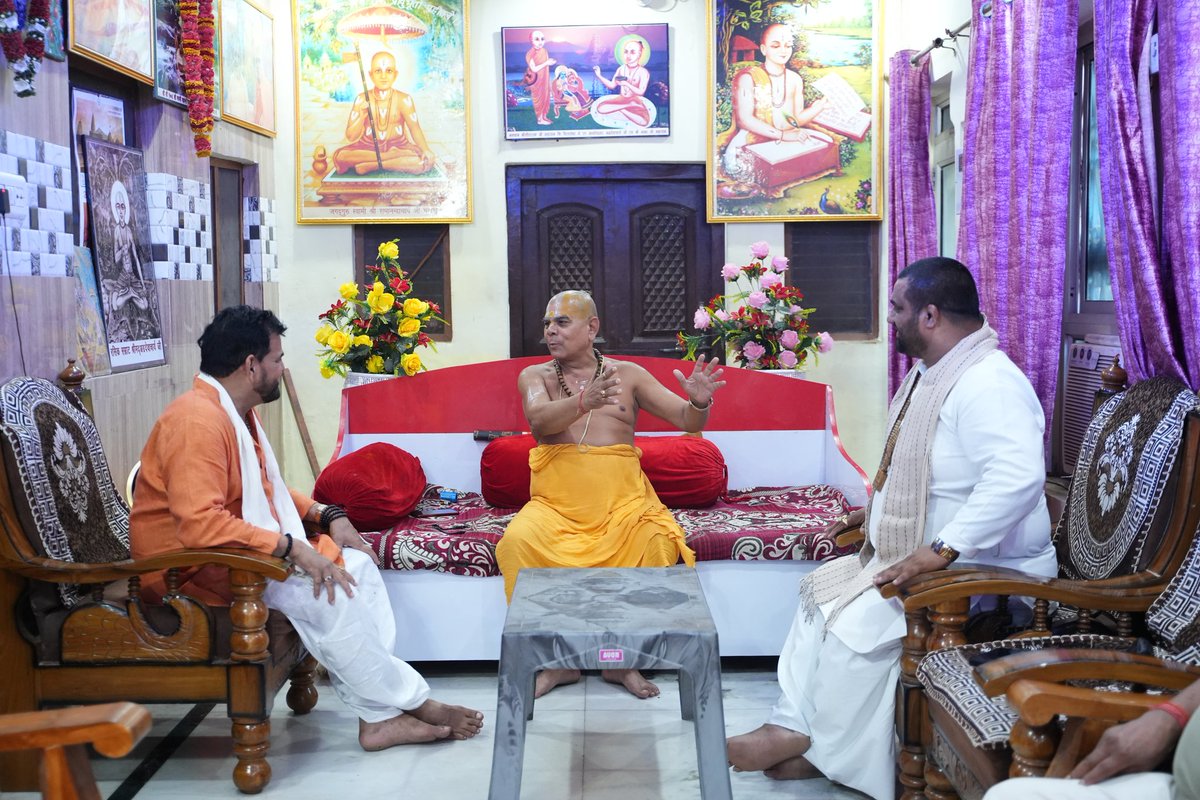 b_bhushansharan's tweet photo. संत अमृत है जगत में ,बाक़ी सब विषबेल
सत्गुरु संत अन्नत है,श्रीराम से करावे मेल
आज अयोध्या धाम में भ्रमण के उपरांत बड़े भक्तमाल ,चाक शीला ,बड़ा जानकी घाट ,जानकी घाट के पवित्र पूज्य मंदिरों  के  महंत पूज्यपात संत अवधेश दास जी महाराज साथ में जगतगुरु स्वामी रामदिनेश्वर जी महाराज जारी हेमंत दास महाराज जी बलराम दास जी महाराज ,पूज्य पात साधु संतों का सानिध्य व आशीर्वाद प्राप्त हुआ ..
#BrijBhushanSharanSingh #NarendraModiji #AmitShah #JPNadda #Netaji #BBSS #BJP4IND #gonda #UttarPradesh 
#Ayodhya