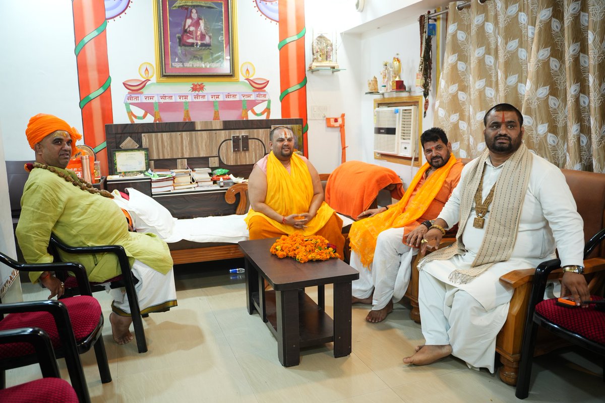b_bhushansharan's tweet photo. संत अमृत है जगत में ,बाक़ी सब विषबेल
सत्गुरु संत अन्नत है,श्रीराम से करावे मेल
आज अयोध्या धाम में भ्रमण के उपरांत बड़े भक्तमाल ,चाक शीला ,बड़ा जानकी घाट ,जानकी घाट के पवित्र पूज्य मंदिरों  के  महंत पूज्यपात संत अवधेश दास जी महाराज साथ में जगतगुरु स्वामी रामदिनेश्वर जी महाराज जारी हेमंत दास महाराज जी बलराम दास जी महाराज ,पूज्य पात साधु संतों का सानिध्य व आशीर्वाद प्राप्त हुआ ..
#BrijBhushanSharanSingh #NarendraModiji #AmitShah #JPNadda #Netaji #BBSS #BJP4IND #gonda #UttarPradesh 
#Ayodhya