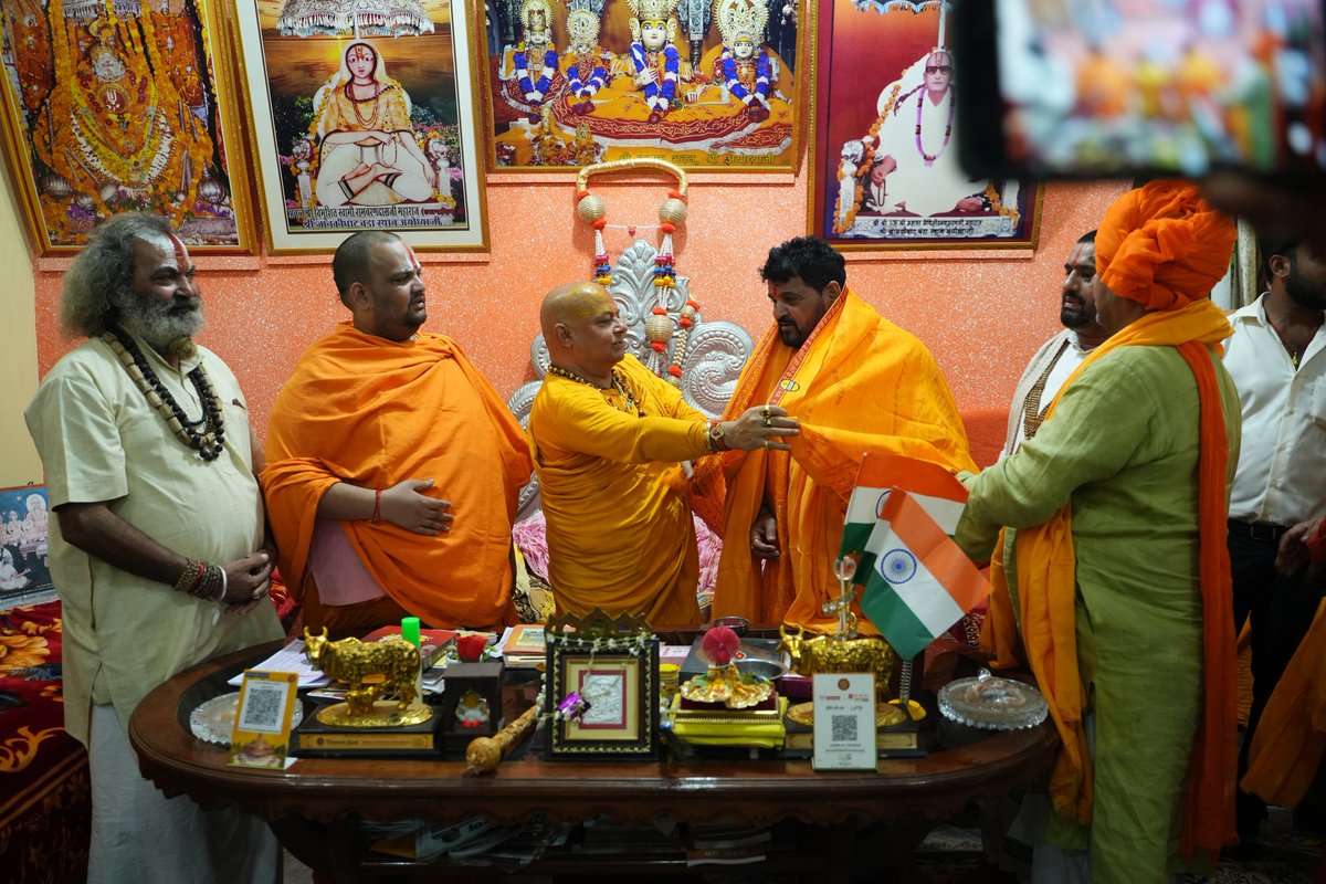 b_bhushansharan's tweet photo. संत अमृत है जगत में ,बाक़ी सब विषबेल
सत्गुरु संत अन्नत है,श्रीराम से करावे मेल
आज अयोध्या धाम में भ्रमण के उपरांत बड़े भक्तमाल ,चाक शीला ,बड़ा जानकी घाट ,जानकी घाट के पवित्र पूज्य मंदिरों  के  महंत पूज्यपात संत अवधेश दास जी महाराज साथ में जगतगुरु स्वामी रामदिनेश्वर जी महाराज जारी हेमंत दास महाराज जी बलराम दास जी महाराज ,पूज्य पात साधु संतों का सानिध्य व आशीर्वाद प्राप्त हुआ ..
#BrijBhushanSharanSingh #NarendraModiji #AmitShah #JPNadda #Netaji #BBSS #BJP4IND #gonda #UttarPradesh 
#Ayodhya