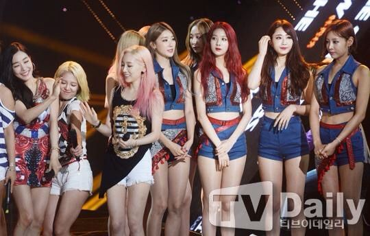 npomvtt's tweet photo. 9muses ao lado do Girls Generation https://t.co/rxHP5SJDP4