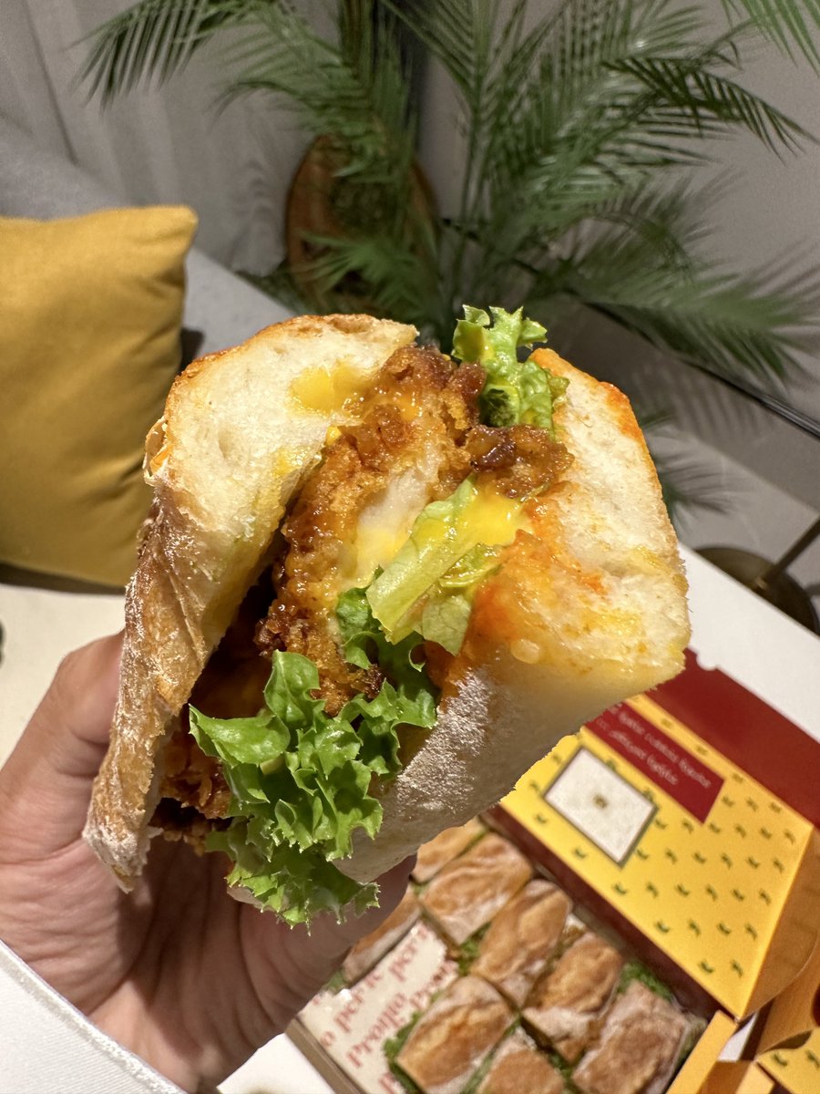 برونتو بيك هاوس 😍♥️
مطعم سحابي جديد بالرياض تنوّع في الأطباق وطعم جديد ومميز عندهم بوكسات للفطور والغداء والعشاء مناسبة للجمعات والدوامات جربنا كومبو ساندوتش مناسب للغداء أو العشاء عبارة عن ١٢ قطعة مع فرايز وسلطة و ٤ مشروب غازي كانت ب ١٩٩ ﷼ وحالياً ١٥٩ ﷼ يعني بسعر البوكس لحاله