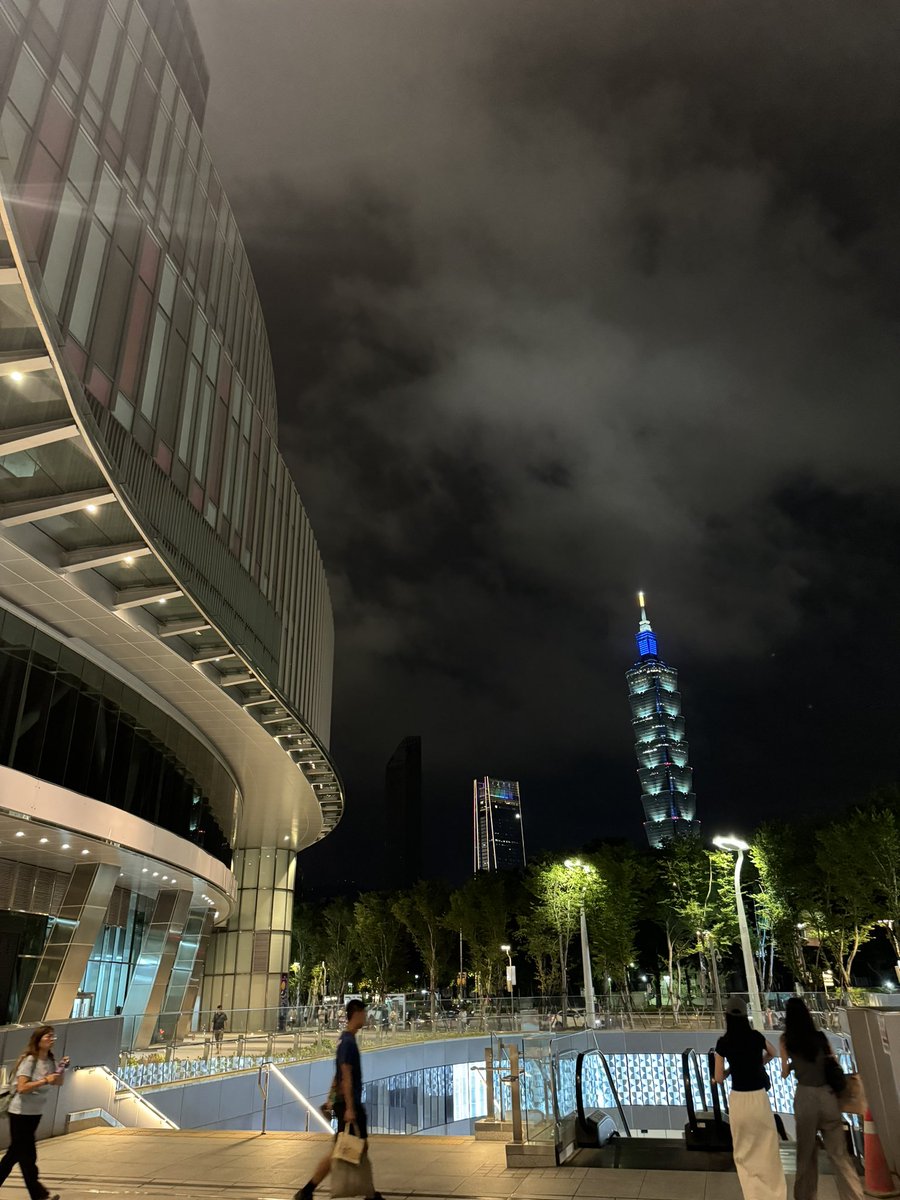 ALAN47377007's tweet photo. 很久沒有感受這樣的氛圍
隨著音樂擺動跟跳耀
整場超Chill
開心有個開心的週六夜
感謝廠商邀約~
#波露合唱團
#恐龍的皮
#馬念先
#ALEX36
#DJQuestionMark https://t.co/T93ULszJ22