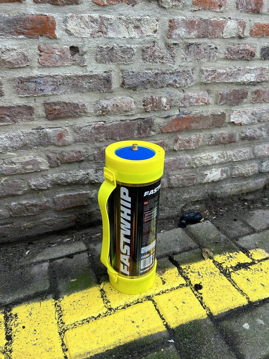 mcockhuyt's tweet photo. Niet klagen, maar handen uit de mouwen! #Sleepstraat opkuisen ๐งน @De_Mooimakers
En ja, alweer zakken aan โt vullen. ๐ps: Wees geen zak, gooi je afval in de vuilnisbak. ๐ฎ #gent #negenduust #mooimakers #instagent #properpierke #politics #zwerfvuil #kies24 #mathieuplaats5nvagent https://t.co/VTuylFPeI4