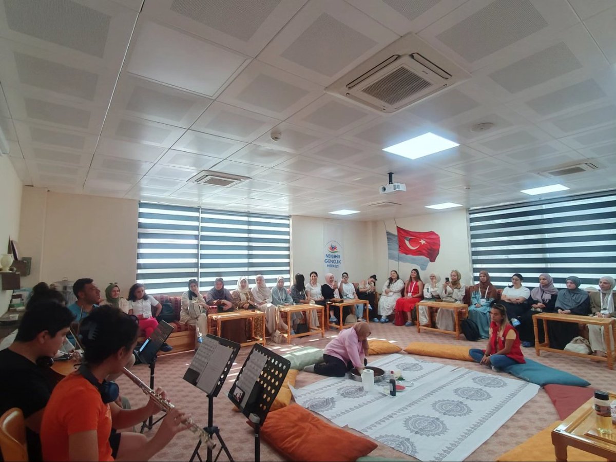 GSB_NevsehirGM's tweet photo. Tarih, kültür ve medeniyet programları kapsamında misafirlerimizi halk oyunları, ebru sanatı, şarkılar eşliğinde Nevşehir gençlik merkezimizde misafir ettik 🌸
#gsbnevsehirgenclikmerkezi
#tarih #kultur #medeniyet #programlari https://t.co/g6Nk3cm6F8