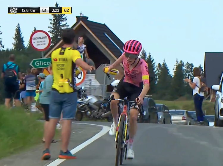 inrng's tweet photo. Ryan gets some help from his old team #TdP24 https://t.co/4IJPb4EbSd