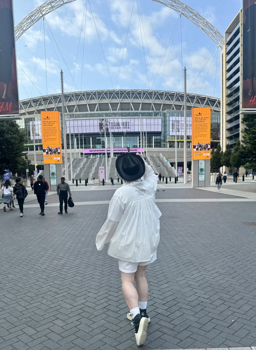 Dannytswift's tweet photo. all’s fair in love and poetry #LondonTSTheErasTour #TSTheErasTour 
@taylornation13 @taylorswift13 https://t.co/rnH9J1VqAV