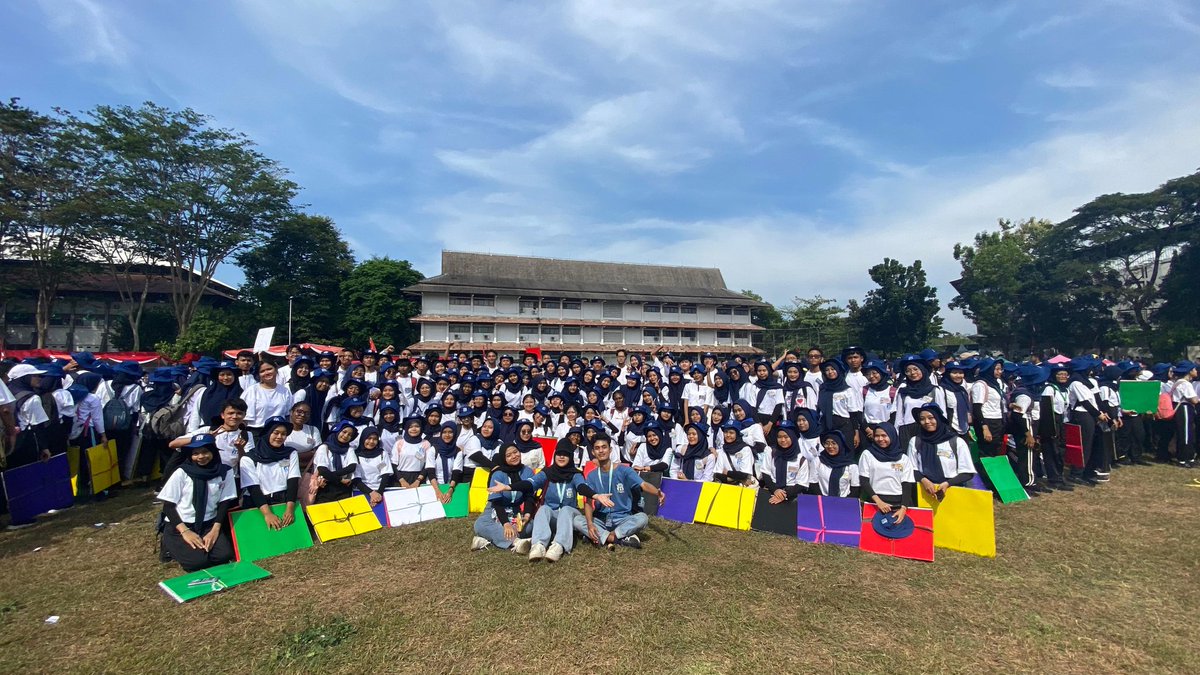KIEROOOOO's tweet photo. Hallo Mahesa! Saya Adriano Restu Wicaksono, Jurusan Seni Rupa (DKV).
Seru banget walau panas, ada ka jo juga sama kaleb gokil !! walau tetep panas,seru arak arakannya walau masih panas Juga BtwKokbapersiKarnapanaskaliya?

#JejakBarudiUNNES
#HariPertamadiUNNES
#PKKMBUNNES202 https://t.co/VM9Z5Y5Wh2