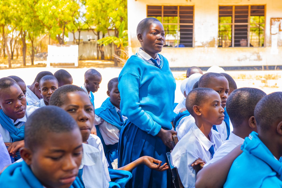 FMFound's tweet photo. “Hedhi salama ni hali ya msichana aliye ktk hedhi kupata pedi / Doso , kupata maji ya kujisafishia , chumba cha kujisitiri na kubadilishia vifaa vyake pia kupata sehemu ya kutupa au kuchoma pedi anapomaliza " Agness James Mwanafunzi wa shule ya sekondari Ndala #FMFProject https://t.co/baP2RClgk8