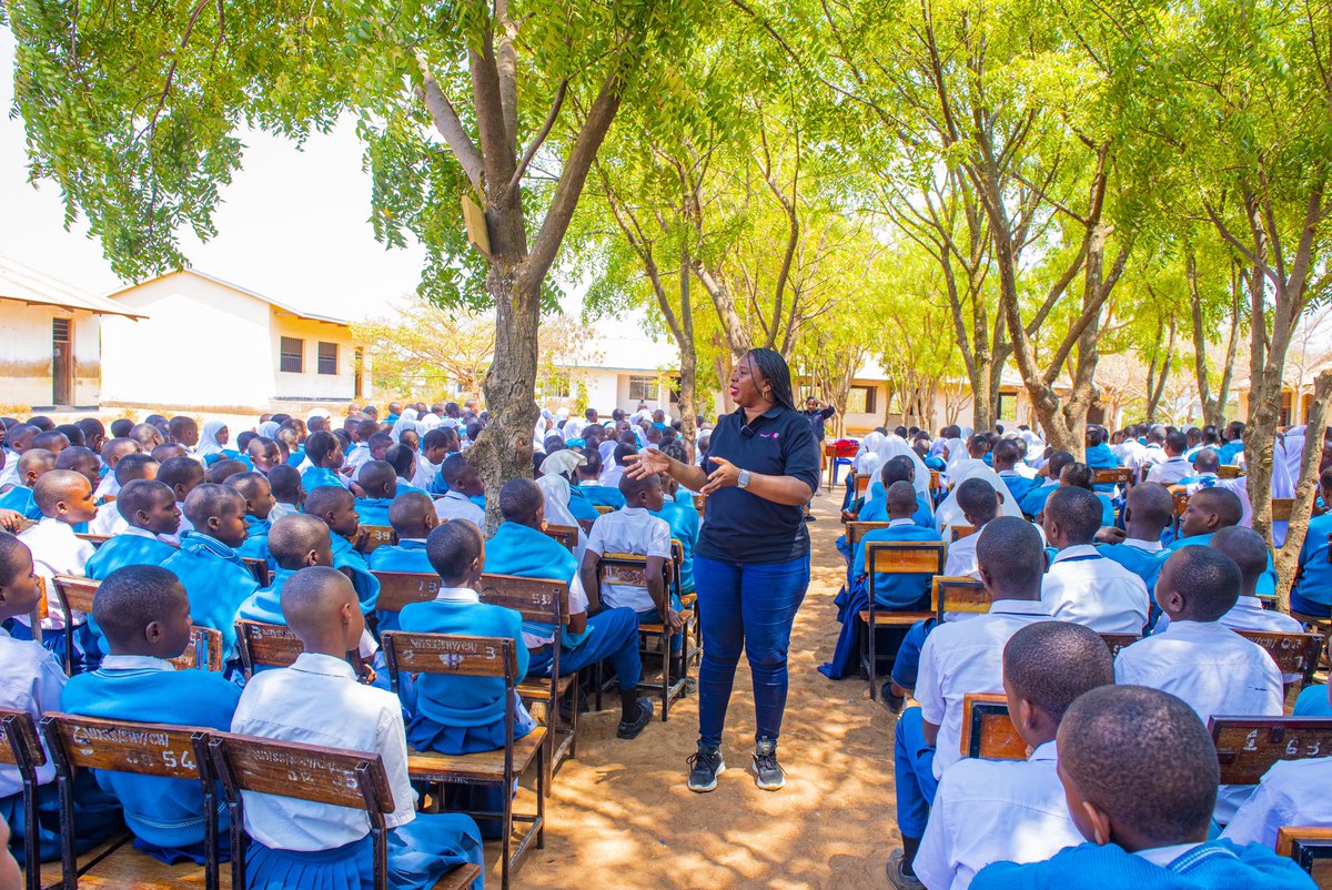 FMFound's tweet photo. “Hedhi salama ni hali ya msichana aliye ktk hedhi kupata pedi / Doso , kupata maji ya kujisafishia , chumba cha kujisitiri na kubadilishia vifaa vyake pia kupata sehemu ya kutupa au kuchoma pedi anapomaliza " Agness James Mwanafunzi wa shule ya sekondari Ndala #FMFProject https://t.co/baP2RClgk8