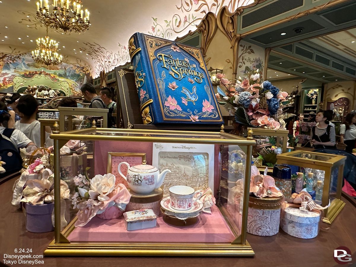 disneygeekcom's tweet photo. This morning @daynah continues her #TokyoDisneySea #FantasySprings series with a visit to Fantasy Springs Gifts to take a look at some of the merchandise.

https://t.co/n9BC9GEtVy 

#TDR #TokyoDisneyResort https://t.co/qKDVVtKW9z