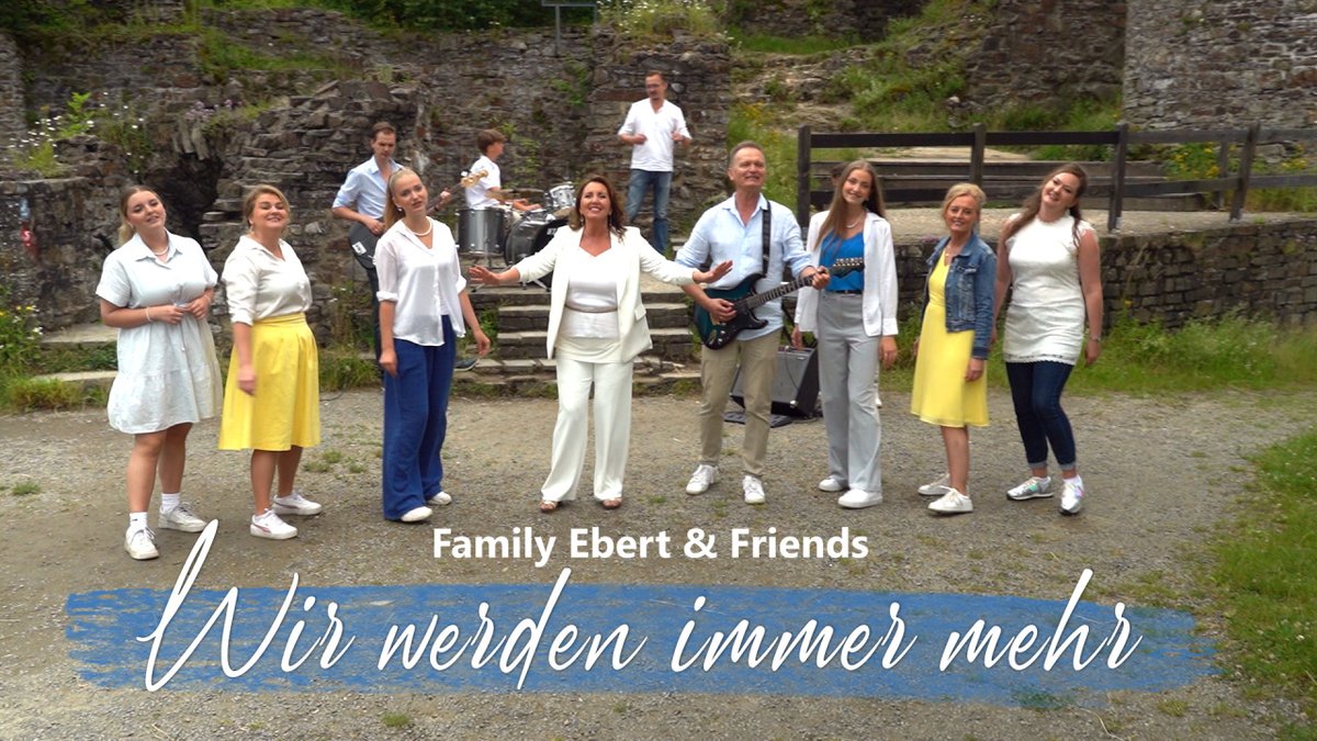 AZK: 🎶 Wir werden immer mehr 🎶 von Family Ebert &amp; Friends

🎼 Download: anti-zensur.info/azk-20/immer-m…

Dieses Lied ist eine Botschaft der Hoffnung, die uns daran erinnert, dass wir nur gemeinsam etwas verändern können.