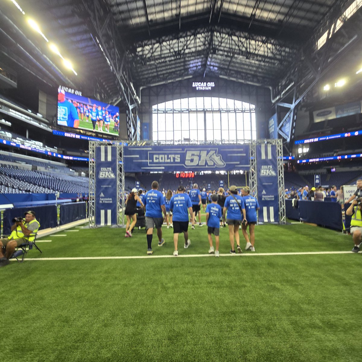 debwithrow1's tweet photo. Just completed another Colts 5K. 💙🏈 @colts #colts5K https://t.co/stBFGvOh9u