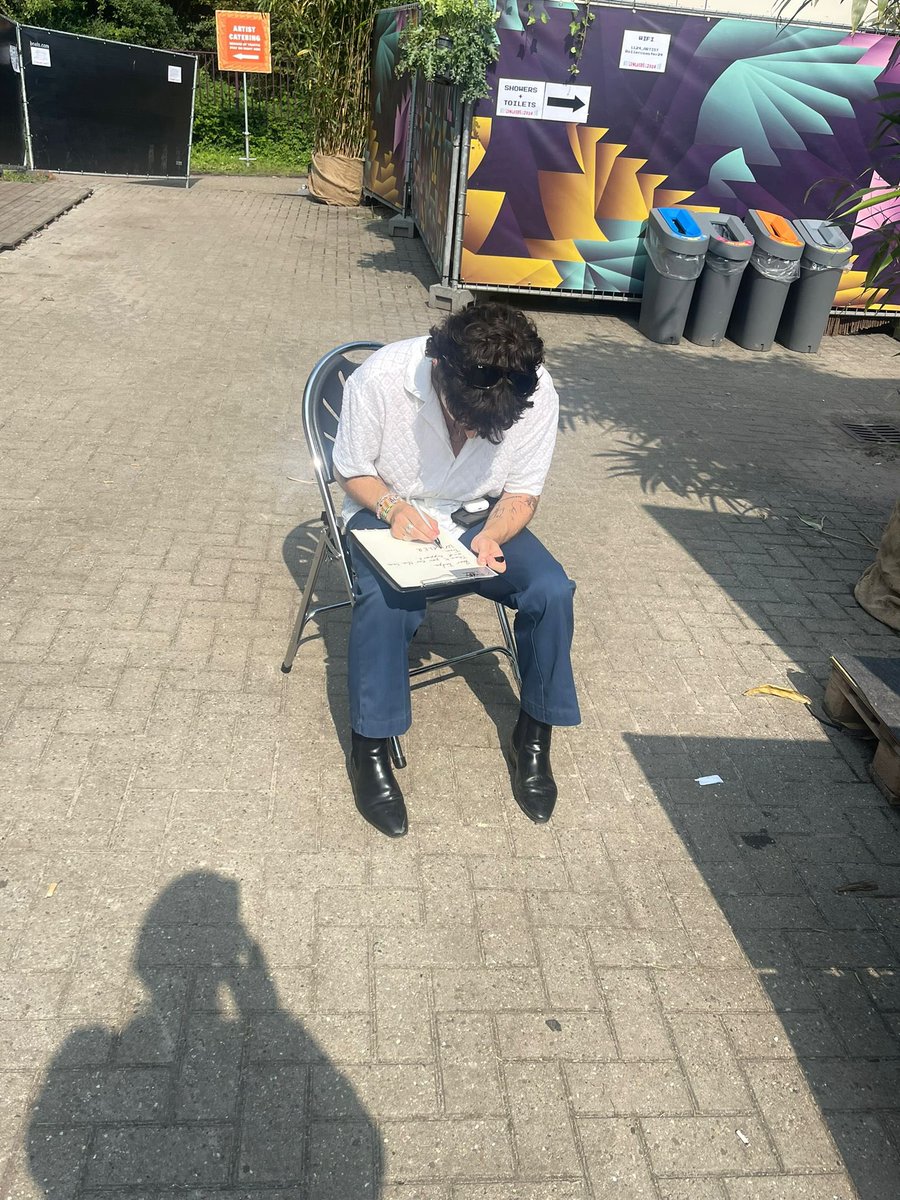 eliscigs's tweet image. love love love u so much i cant believe this