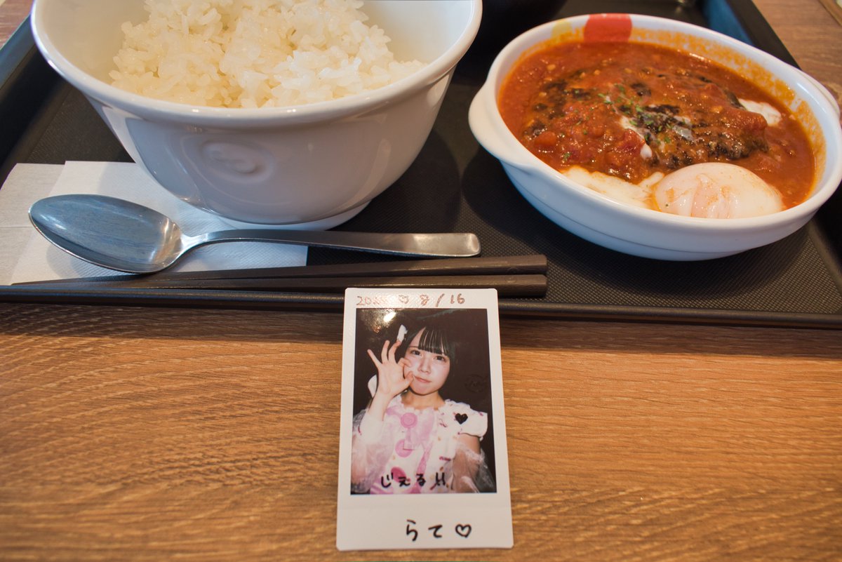 jerurri's tweet photo. 甘愛らてちゃん うまトマハンバーグ定食だよ
#甘愛らて
#ナナコロビヤオキ
#チェキ飯
#Photolemur https://t.co/DRCRzElV8v