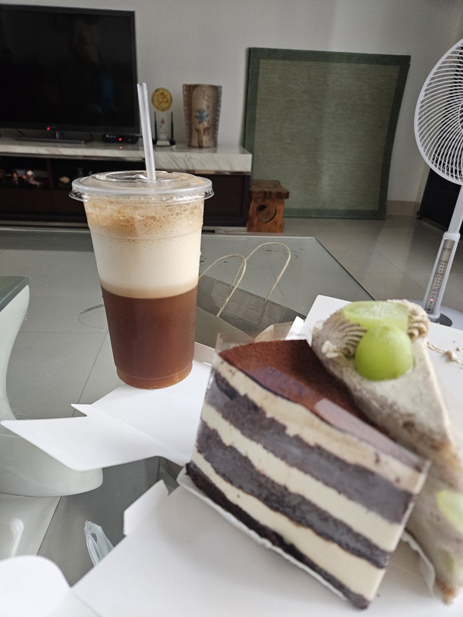 WaveDream3's tweet photo. 千層中規中矩 算好吃
西西里 一言難盡
但只要有🐶一律都先加80分 https://t.co/Atn3KReWCP
