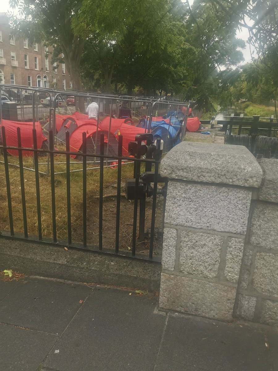 NealonsGuide's tweet image. There are c. 20 tents INSIDE the fence at Mount St Bridge today @rtenews @Independent_ie @waterwaysirelan @rodericogorman #Immigrants