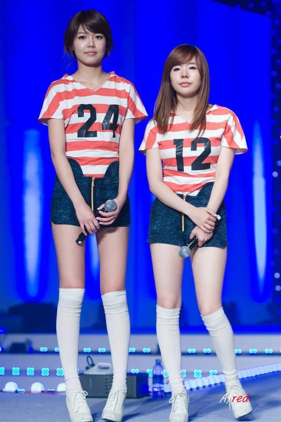 npomvtt's tweet photo. Sooyoung (1,72m) e Sunny (1,58m) do SNSD. https://t.co/pSyFySCXUW