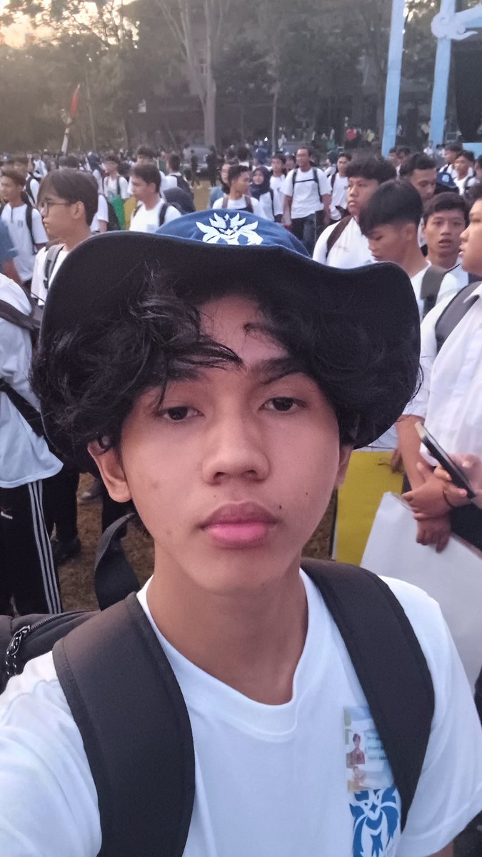 KIEROOOOO's tweet photo. Hallo Mahesa! Saya Adriano Restu Wicaksono, Jurusan Seni Rupa (DKV).
Seru banget walau panas, ada ka jo juga sama kaleb gokil !! walau tetep panas,seru arak arakannya walau masih panas Juga BtwKokbapersiKarnapanaskaliya?

#JejakBarudiUNNES
#HariPertamadiUNNES
#PKKMBUNNES202 https://t.co/VM9Z5Y5Wh2