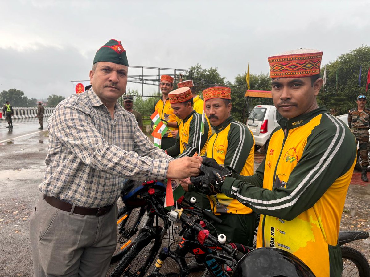 westerncomd_IA's tweet image. #75thRaisingTA

Enroute,the expedition team interacted &amp;amp; motivated students at #SunderNagar &amp;amp; #Pandoh. They also reached out to veterans at #Thalout &amp;amp; #Pandih.

#OurVeteransOurPride
#IgnitingYoungMinds
 
@adgpi
@SpokespersonMoD