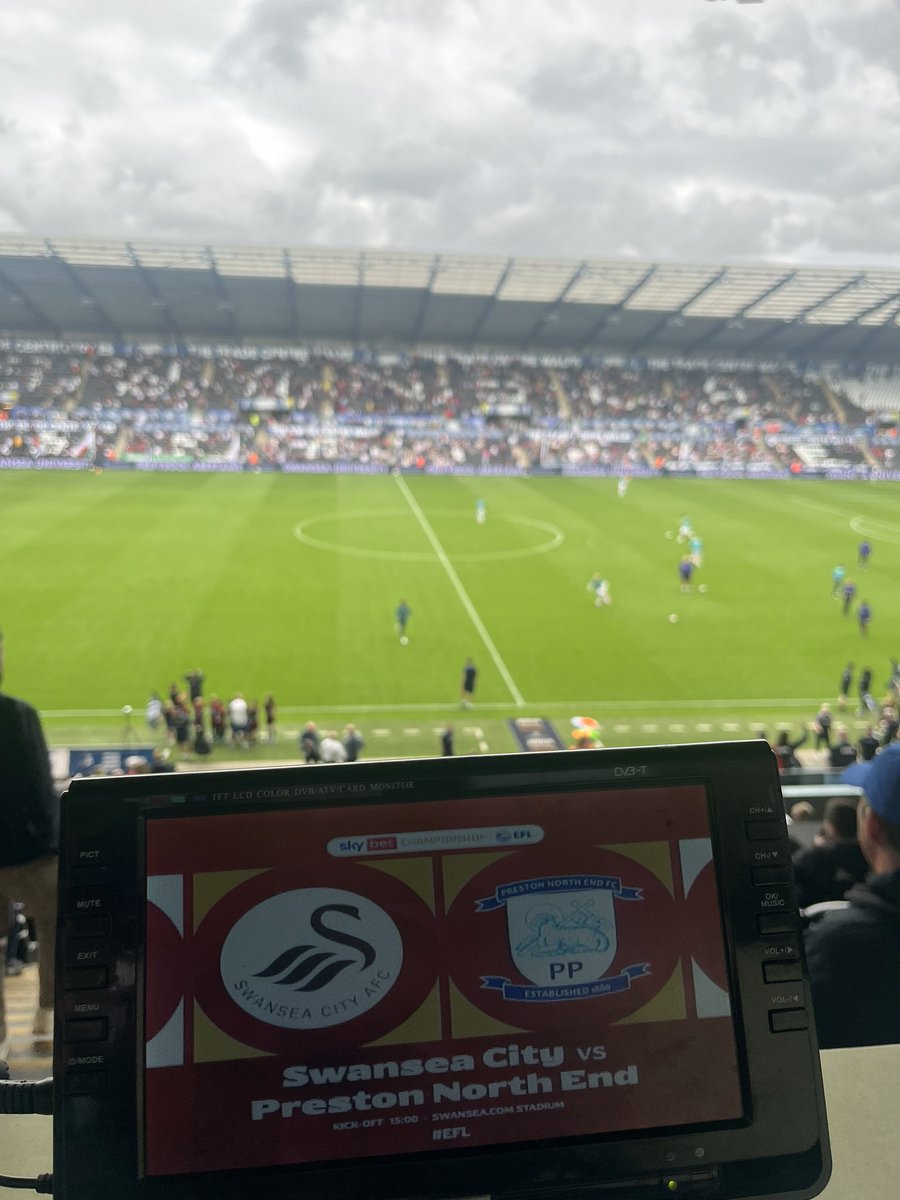 MollyStephens_'s tweet image. 🦢 @SwansOfficial v @pnefc ⚫️

Opening losses in the league followed by cup wins are the similarities between these sides. But one thing Swansea have that PNE don’t, is a permanent boss.

Updates from me across #BBCFinalScore on @BBCOne &amp;amp; @BBCiPlayer, and @bbc5live 🎙️⚽️